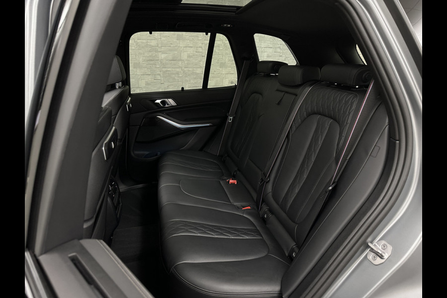 BMW X5 50e | M-Sport Pro | Performancepakket | Frozen Grey | Carbon Pakket | Indiv. Leder | 78500.= ex BTW | 12-2023 | Comfortstoelen met Ventilatie  | Isolatieglas | Keyless-Entry | Memory | M-Gordels | Stuurverwarming | Stoelverwarming V+A | Zonwering | Beker Koeling & Verwarming | Panorama | Standkachel | Carplay |