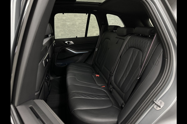 BMW X5 50e | M-Sport Pro | Performancepakket | Frozen Grey | Carbon Pakket | Indiv. Leder | 78500.= ex BTW | 12-2023 | Comfortstoelen met Ventilatie  | Isolatieglas | Keyless-Entry | Memory | M-Gordels | Stuurverwarming | Stoelverwarming V+A | Zonwering | Beker Koeling & Verwarming | Panorama | Standkachel | Carplay |