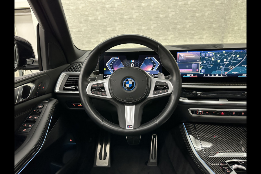BMW X5 50e | M-Sport Pro | Performancepakket | Frozen Grey | Carbon Pakket | Indiv. Leder | 78500.= ex BTW | 12-2023 | Comfortstoelen met Ventilatie  | Isolatieglas | Keyless-Entry | Memory | M-Gordels | Stuurverwarming | Stoelverwarming V+A | Zonwering | Beker Koeling & Verwarming | Panorama | Standkachel | Carplay |