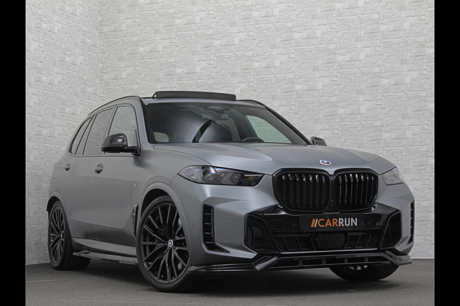 BMW X5 50e | M-Sport Pro | Performancepakket | Frozen Grey | Carbon Pakket | Indiv. Leder | 78500.= ex BTW | 12-2023 | Comfortstoelen met Ventilatie  | Isolatieglas | Keyless-Entry | Memory | M-Gordels | Stuurverwarming | Stoelverwarming V+A | Zonwering | Beker Koeling & Verwarming | Panorama | Standkachel | Carplay |