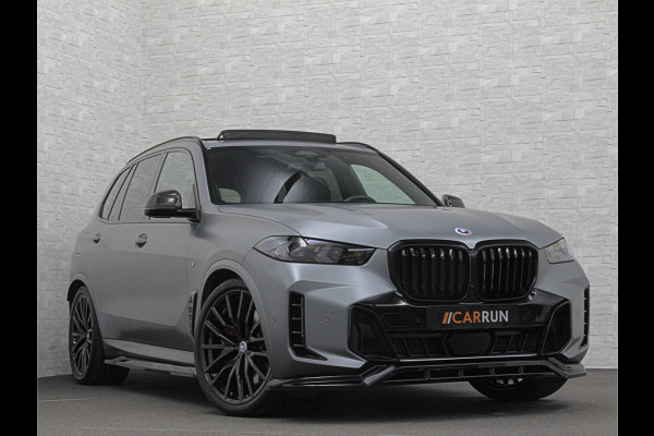 BMW X5 50e | M-Sport Pro | Performancepakket | Frozen Grey | Carbon Pakket | Indiv. Leder | 78500.= ex BTW | 12-2023 | Comfortstoelen met Ventilatie  | Isolatieglas | Keyless-Entry | Memory | M-Gordels | Stuurverwarming | Stoelverwarming V+A | Zonwering | Beker Koeling & Verwarming | Panorama | Standkachel | Carplay |