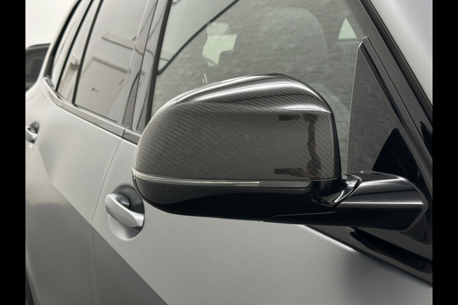 BMW X5 50e | M-Sport Pro | Performancepakket | Frozen Grey | Carbon Pakket | Indiv. Leder | 78500.= ex BTW | 12-2023 | Comfortstoelen met Ventilatie  | Isolatieglas | Keyless-Entry | Memory | M-Gordels | Stuurverwarming | Stoelverwarming V+A | Zonwering | Beker Koeling & Verwarming | Panorama | Standkachel | Carplay |
