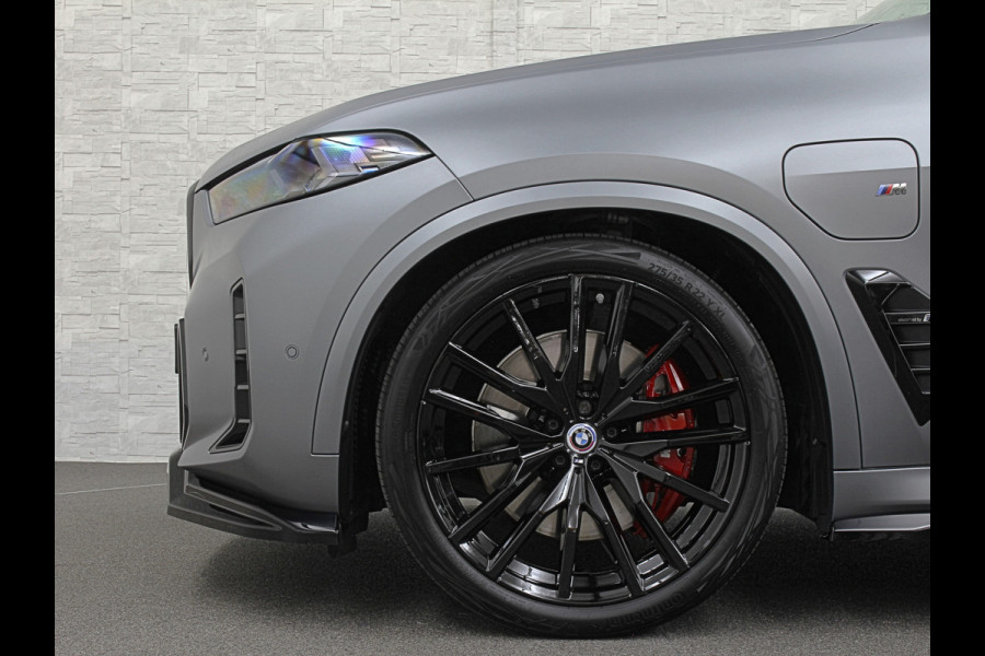 BMW X5 50e | M-Sport Pro | Performancepakket | Frozen Grey | Carbon Pakket | Indiv. Leder | 78500.= ex BTW | 12-2023 | Comfortstoelen met Ventilatie  | Isolatieglas | Keyless-Entry | Memory | M-Gordels | Stuurverwarming | Stoelverwarming V+A | Zonwering | Beker Koeling & Verwarming | Panorama | Standkachel | Carplay |