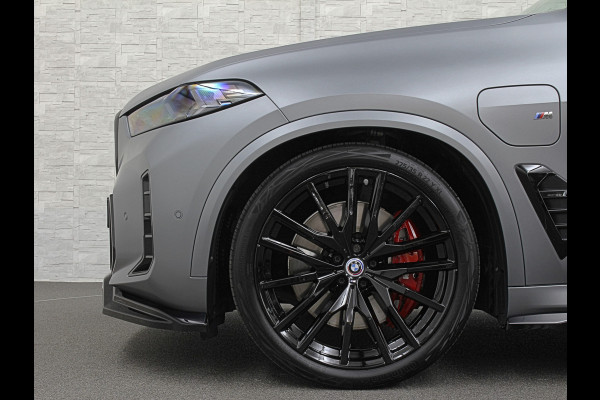 BMW X5 50e | M-Sport Pro | Performancepakket | Frozen Grey | Carbon Pakket | Indiv. Leder | 78500.= ex BTW | 12-2023 | Comfortstoelen met Ventilatie  | Isolatieglas | Keyless-Entry | Memory | M-Gordels | Stuurverwarming | Stoelverwarming V+A | Zonwering | Beker Koeling & Verwarming | Panorama | Standkachel | Carplay |