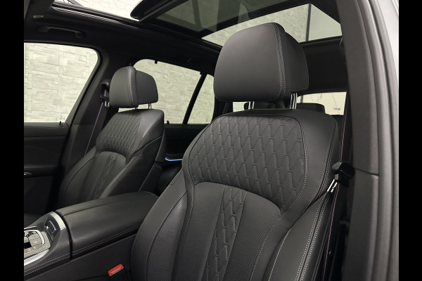BMW X5 50e | M-Sport Pro | Performancepakket | Frozen Grey | Carbon Pakket | Indiv. Leder | 78500.= ex BTW | 12-2023 | Comfortstoelen met Ventilatie  | Isolatieglas | Keyless-Entry | Memory | M-Gordels | Stuurverwarming | Stoelverwarming V+A | Zonwering | Beker Koeling & Verwarming | Panorama | Standkachel | Carplay |
