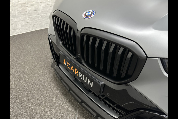 BMW X5 50e | M-Sport Pro | Performancepakket | Frozen Grey | Carbon Pakket | Indiv. Leder | 78500.= ex BTW | 12-2023 | Comfortstoelen met Ventilatie  | Isolatieglas | Keyless-Entry | Memory | M-Gordels | Stuurverwarming | Stoelverwarming V+A | Zonwering | Beker Koeling & Verwarming | Panorama | Standkachel | Carplay |