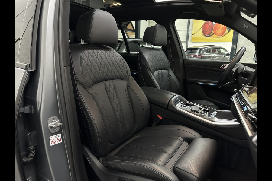 BMW X5 50e | M-Sport Pro | Performancepakket | Frozen Grey | Carbon Pakket | Indiv. Leder | 78500.= ex BTW | 12-2023 | Comfortstoelen met Ventilatie  | Isolatieglas | Keyless-Entry | Memory | M-Gordels | Stuurverwarming | Stoelverwarming V+A | Zonwering | Beker Koeling & Verwarming | Panorama | Standkachel | Carplay |