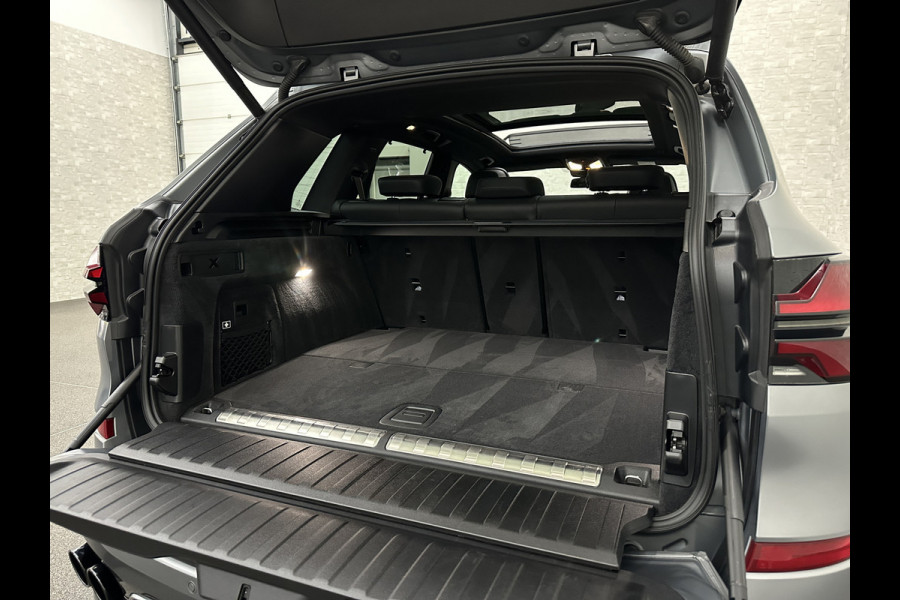 BMW X5 50e | M-Sport Pro | Performancepakket | Frozen Grey | Carbon Pakket | Indiv. Leder | 78500.= ex BTW | 12-2023 | Comfortstoelen met Ventilatie  | Isolatieglas | Keyless-Entry | Memory | M-Gordels | Stuurverwarming | Stoelverwarming V+A | Zonwering | Beker Koeling & Verwarming | Panorama | Standkachel | Carplay |