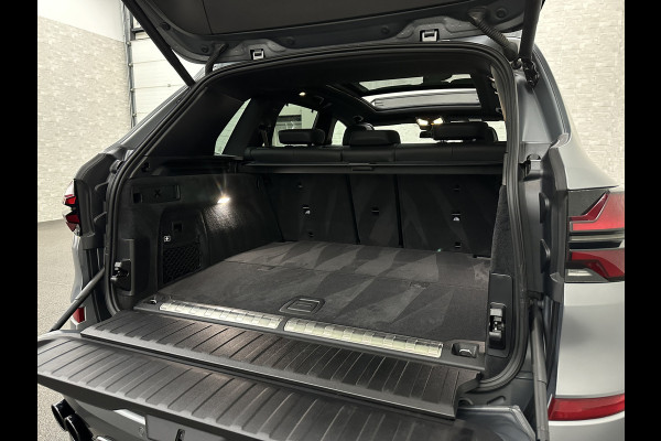 BMW X5 50e | M-Sport Pro | Performancepakket | Frozen Grey | Carbon Pakket | Indiv. Leder | 78500.= ex BTW | 12-2023 | Comfortstoelen met Ventilatie  | Isolatieglas | Keyless-Entry | Memory | M-Gordels | Stuurverwarming | Stoelverwarming V+A | Zonwering | Beker Koeling & Verwarming | Panorama | Standkachel | Carplay |