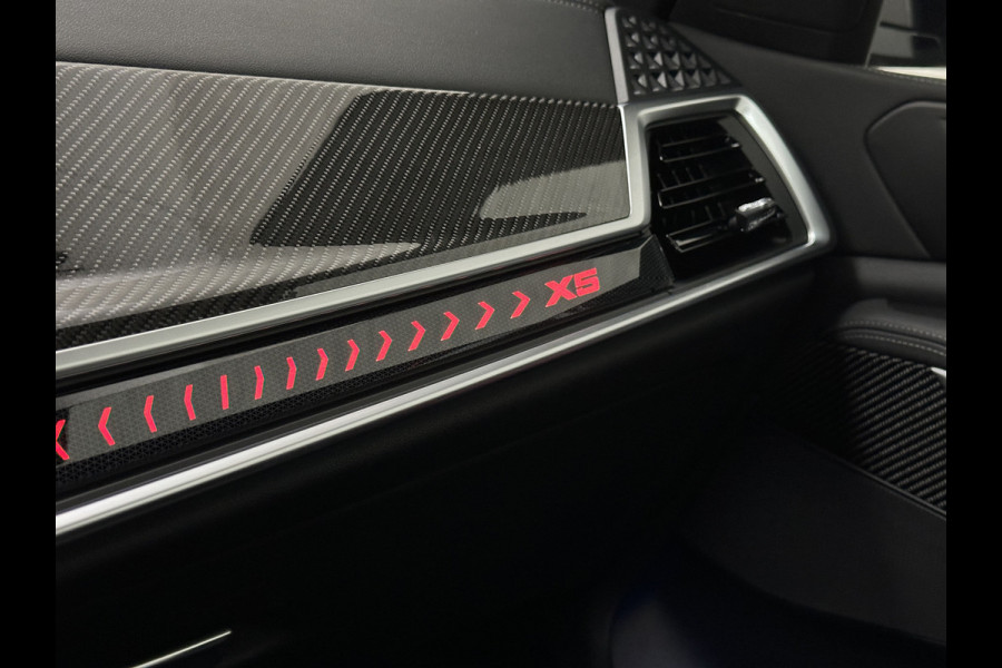 BMW X5 50e | M-Sport Pro | Performancepakket | Frozen Grey | Carbon Pakket | Indiv. Leder | 78500.= ex BTW | 12-2023 | Comfortstoelen met Ventilatie  | Isolatieglas | Keyless-Entry | Memory | M-Gordels | Stuurverwarming | Stoelverwarming V+A | Zonwering | Beker Koeling & Verwarming | Panorama | Standkachel | Carplay |