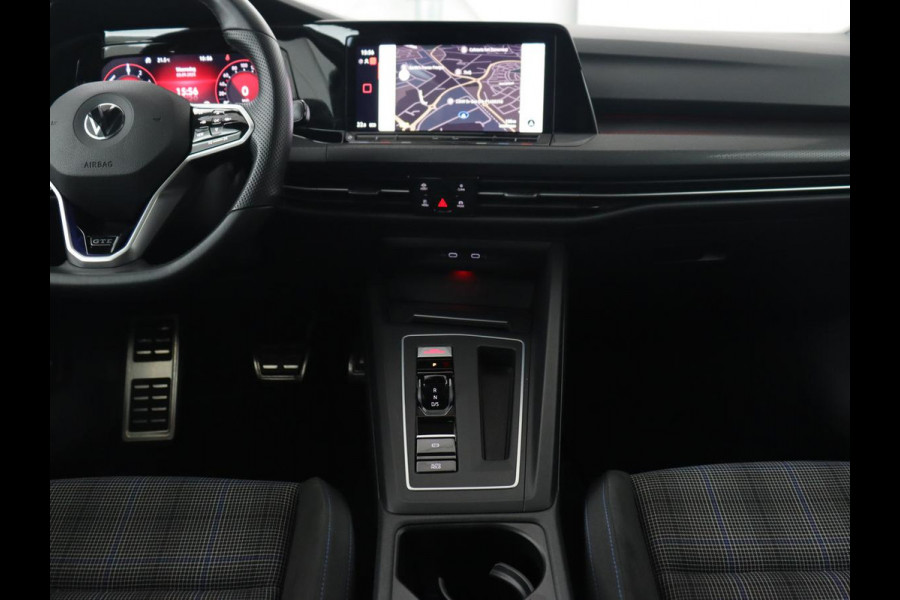 Volkswagen Golf 1.4 eHybrid GTE | Panoramadak | Camera | Carplay | Navigatie | Adaptive cruise | Sportstoelen | Sfeerverlichting | PHEV | Plug In