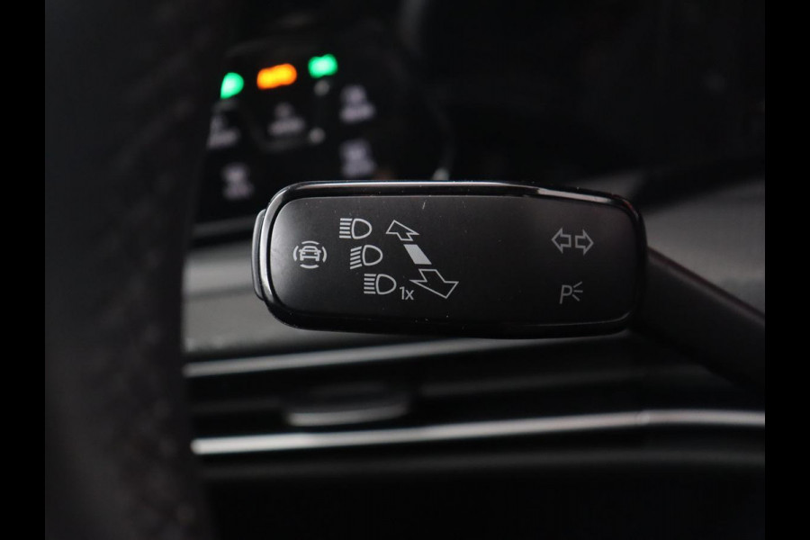 Volkswagen Golf 1.4 eHybrid GTE | Panoramadak | Camera | Carplay | Navigatie | Adaptive cruise | Sportstoelen | Sfeerverlichting | PHEV | Plug In