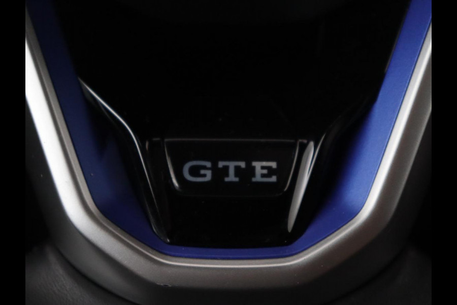 Volkswagen Golf 1.4 eHybrid GTE | Panoramadak | Camera | Carplay | Navigatie | Adaptive cruise | Sportstoelen | Sfeerverlichting | PHEV | Plug In