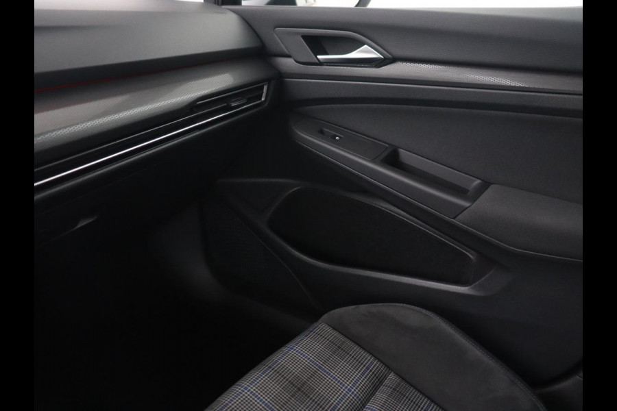 Volkswagen Golf 1.4 eHybrid GTE | Panoramadak | Camera | Carplay | Navigatie | Adaptive cruise | Sportstoelen | Sfeerverlichting | PHEV | Plug In