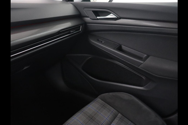 Volkswagen Golf 1.4 eHybrid GTE | Panoramadak | Camera | Carplay | Navigatie | Adaptive cruise | Sportstoelen | Sfeerverlichting | PHEV | Plug In