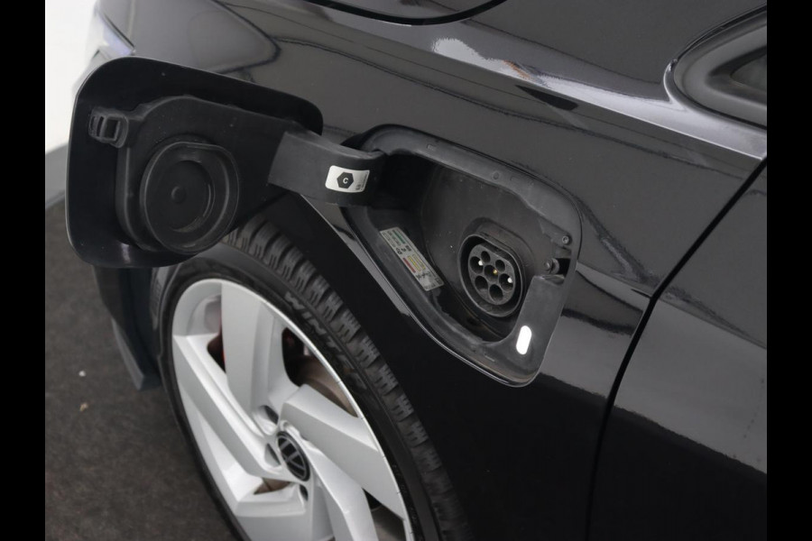 Volkswagen Golf 1.4 eHybrid GTE | Panoramadak | Camera | Carplay | Navigatie | Adaptive cruise | Sportstoelen | Sfeerverlichting | PHEV | Plug In