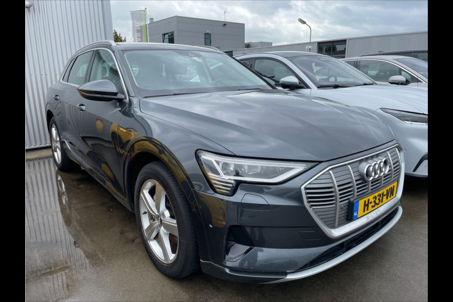 Audi e-tron 50 quattro Launch edition 71 kWh | Luchtvering | Parkeersensoren voor en achter | Aluminium dakreling | Meer foto's volgen!