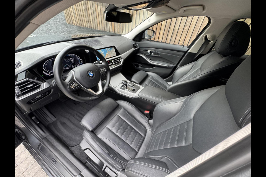 BMW 3 Serie Touring 320e High Executive Automaat | Trekhaak elektrisch | Navigatiesysteem | Laser LED | Draadloze telefoonlader | Apple CarP