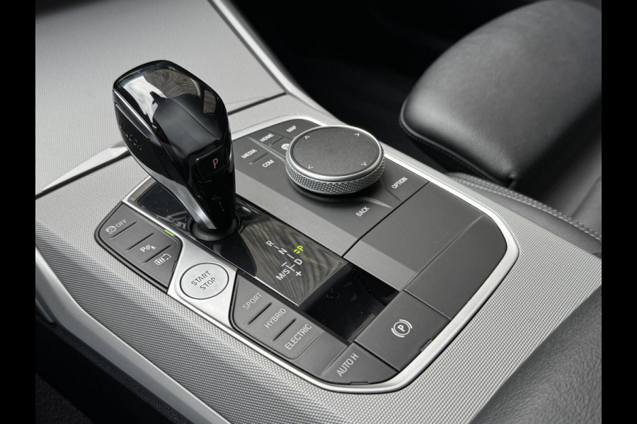 BMW 3 Serie Touring 320e High Executive Automaat | Trekhaak elektrisch | Navigatiesysteem | Laser LED | Draadloze telefoonlader | Apple CarP