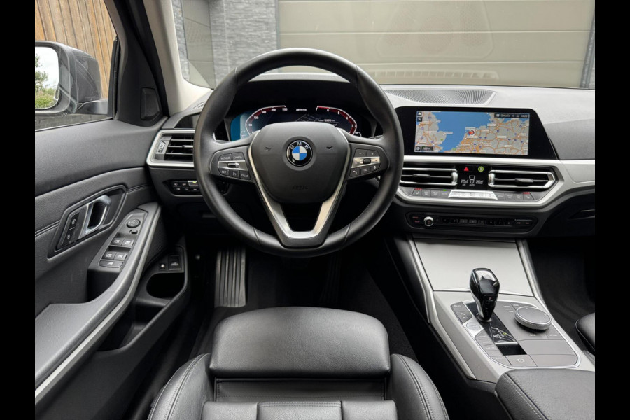 BMW 3 Serie Touring 320e High Executive Automaat | Trekhaak elektrisch | Navigatiesysteem | Laser LED | Draadloze telefoonlader | Apple CarP