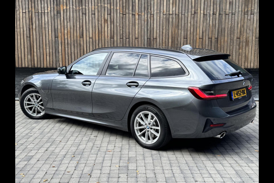 BMW 3 Serie Touring 320e High Executive Automaat | Trekhaak elektrisch | Navigatiesysteem | Laser LED | Draadloze telefoonlader | Apple CarP