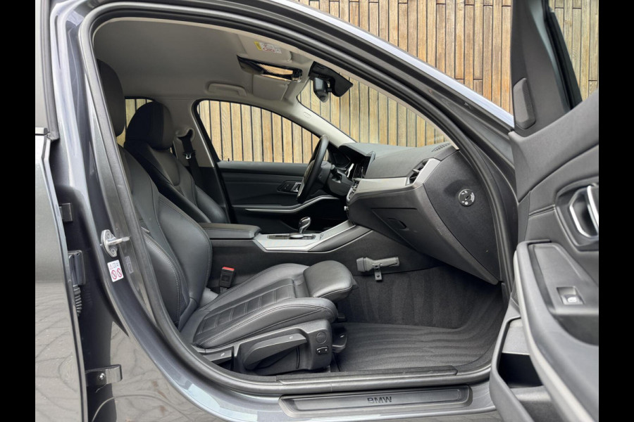 BMW 3 Serie Touring 320e High Executive Automaat | Trekhaak elektrisch | Navigatiesysteem | Laser LED | Draadloze telefoonlader | Apple CarP