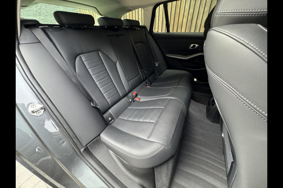 BMW 3 Serie Touring 320e High Executive Automaat | Trekhaak elektrisch | Navigatiesysteem | Laser LED | Draadloze telefoonlader | Apple CarP