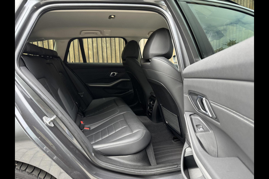 BMW 3 Serie Touring 320e High Executive Automaat | Trekhaak elektrisch | Navigatiesysteem | Laser LED | Draadloze telefoonlader | Apple CarP