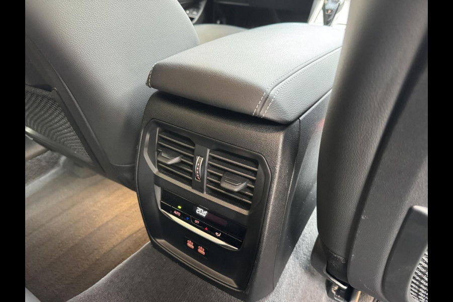 BMW 3 Serie Touring 320e High Executive Automaat | Trekhaak elektrisch | Navigatiesysteem | Laser LED | Draadloze telefoonlader | Apple CarP
