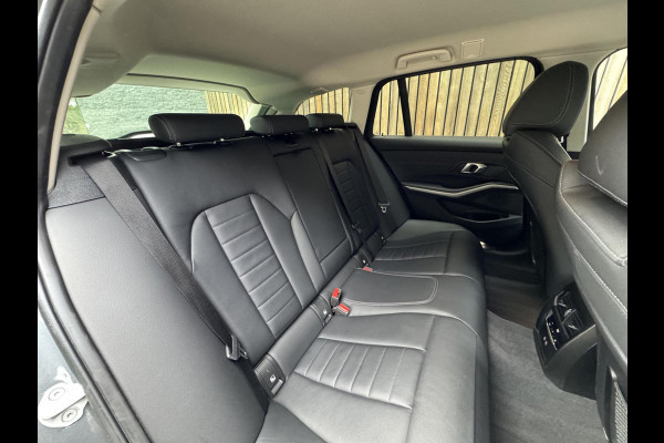 BMW 3 Serie Touring 320e High Executive Automaat | Trekhaak elektrisch | Navigatiesysteem | Laser LED | Draadloze telefoonlader | Apple CarP