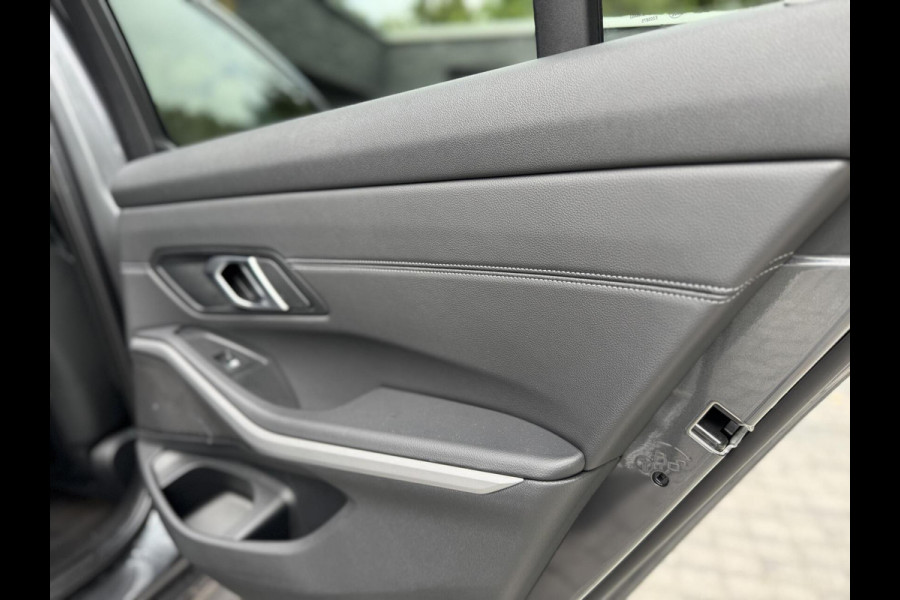 BMW 3 Serie Touring 320e High Executive Automaat | Trekhaak elektrisch | Navigatiesysteem | Laser LED | Draadloze telefoonlader | Apple CarP