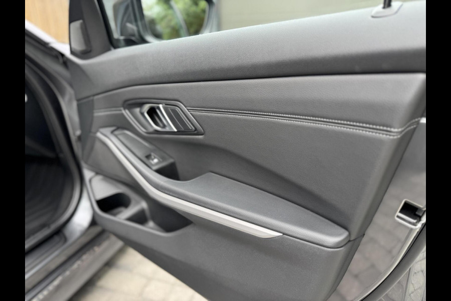 BMW 3 Serie Touring 320e High Executive Automaat | Trekhaak elektrisch | Navigatiesysteem | Laser LED | Draadloze telefoonlader | Apple CarP