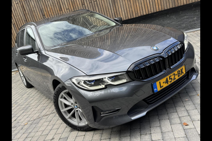 BMW 3 Serie Touring 320e High Executive Automaat | Trekhaak elektrisch | Navigatiesysteem | Laser LED | Draadloze telefoonlader | Apple CarP