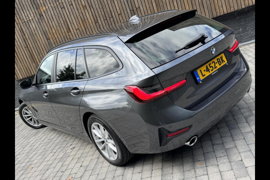 BMW 3 Serie Touring 320e High Executive Automaat | Trekhaak elektrisch | Navigatiesysteem | Laser LED | Draadloze telefoonlader | Apple CarP