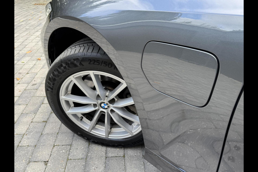 BMW 3 Serie Touring 320e High Executive Automaat | Trekhaak elektrisch | Navigatiesysteem | Laser LED | Draadloze telefoonlader | Apple CarP