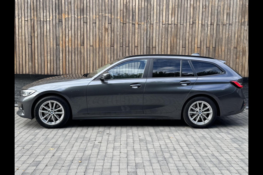 BMW 3 Serie Touring 320e High Executive Automaat | Trekhaak elektrisch | Navigatiesysteem | Laser LED | Draadloze telefoonlader | Apple CarP