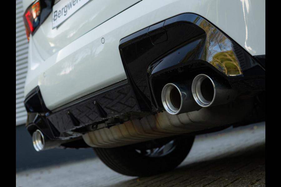 BMW 1-serie M135 xDrive - Pano - Trekhaak - Head-Up - Harman Kadon - Driving Ass