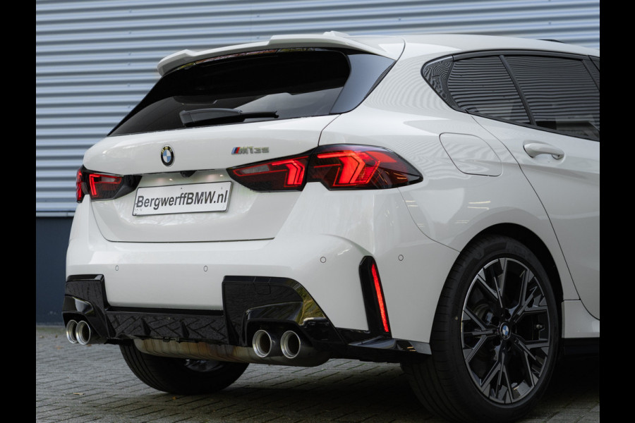 BMW 1-serie M135 xDrive - Pano - Trekhaak - Head-Up - Harman Kadon - Driving Ass