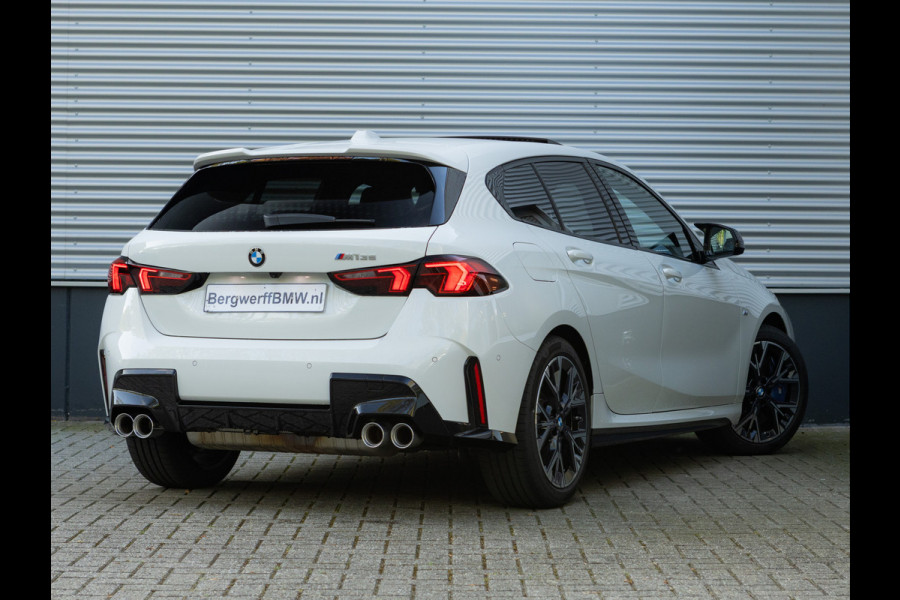 BMW 1-serie M135 xDrive - Pano - Trekhaak - Head-Up - Harman Kadon - Driving Ass