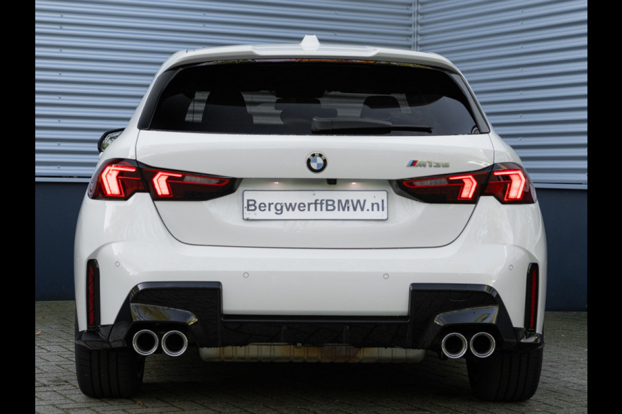 BMW 1-serie M135 xDrive - Pano - Trekhaak - Head-Up - Harman Kadon - Driving Ass