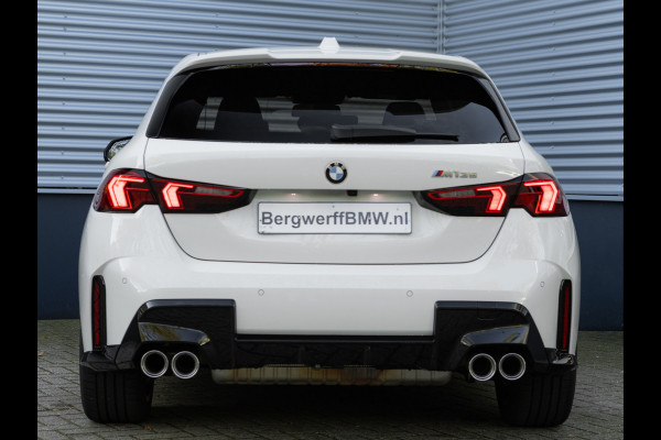 BMW 1-serie M135 xDrive - Pano - Trekhaak - Head-Up - Harman Kadon - Driving Ass