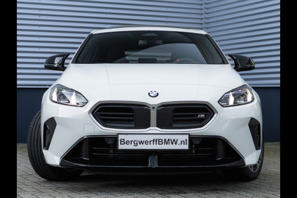 BMW 1-serie M135 xDrive - Pano - Trekhaak - Head-Up - Harman Kadon - Driving Ass