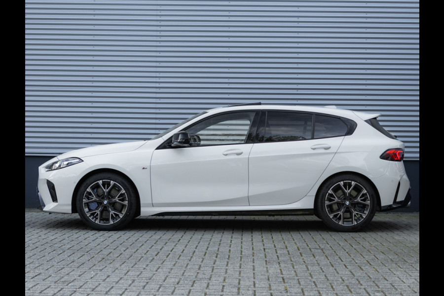 BMW 1-serie M135 xDrive - Pano - Trekhaak - Head-Up - Harman Kadon - Driving Ass