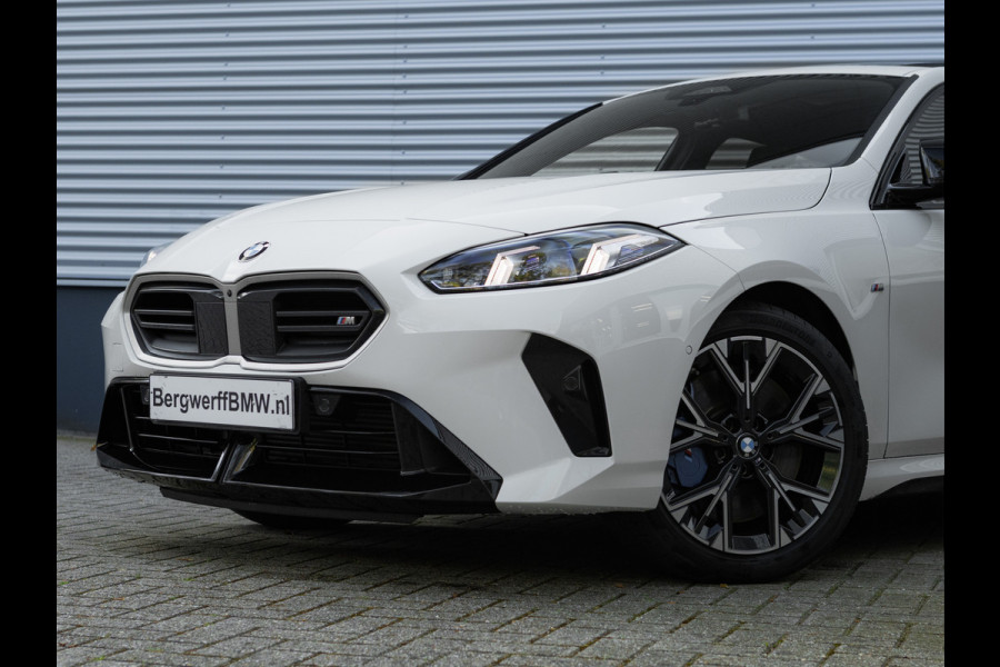 BMW 1-serie M135 xDrive - Pano - Trekhaak - Head-Up - Harman Kadon - Driving Ass