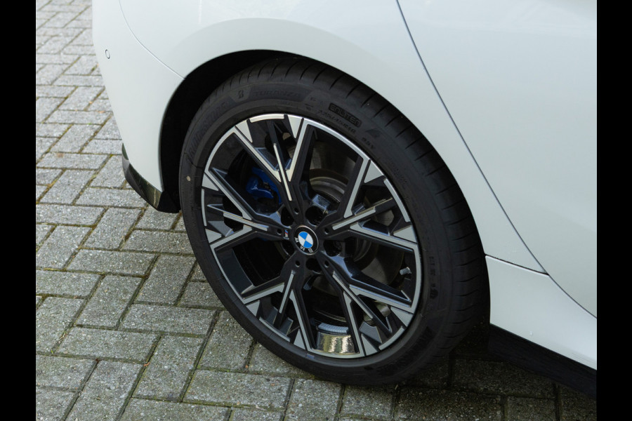 BMW 1-serie M135 xDrive - Pano - Trekhaak - Head-Up - Harman Kadon - Driving Ass