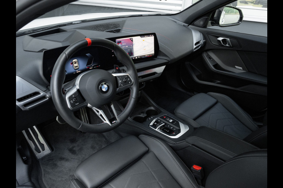 BMW 1-serie M135 xDrive - Pano - Trekhaak - Head-Up - Harman Kadon - Driving Ass