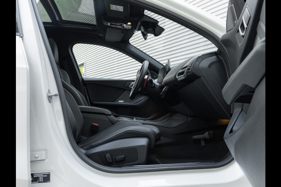 BMW 1-serie M135 xDrive - Pano - Trekhaak - Head-Up - Harman Kadon - Driving Ass
