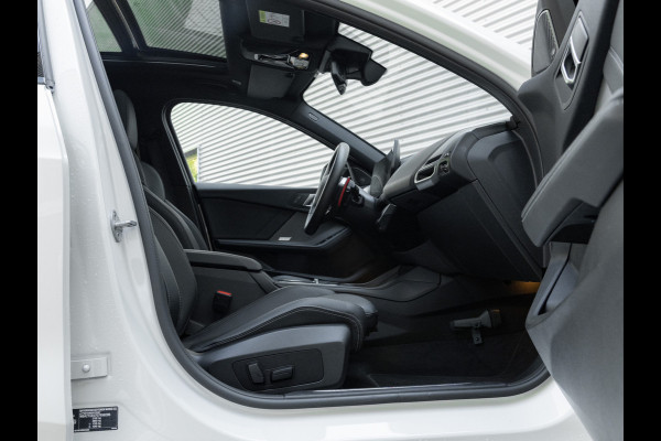 BMW 1-serie M135 xDrive - Pano - Trekhaak - Head-Up - Harman Kadon - Driving Ass