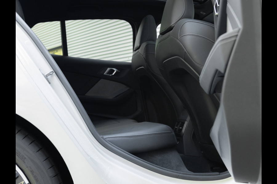 BMW 1-serie M135 xDrive - Pano - Trekhaak - Head-Up - Harman Kadon - Driving Ass
