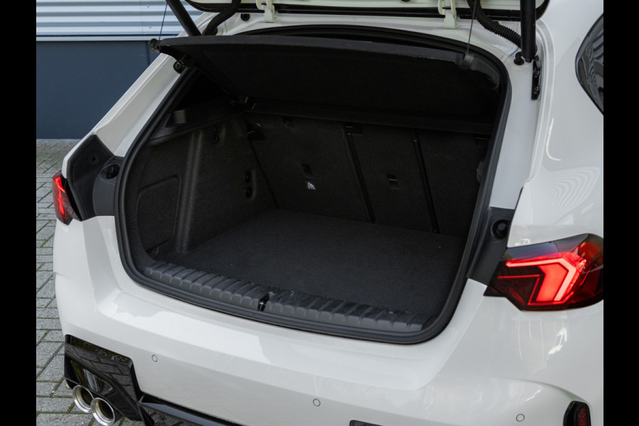 BMW 1-serie M135 xDrive - Pano - Trekhaak - Head-Up - Harman Kadon - Driving Ass